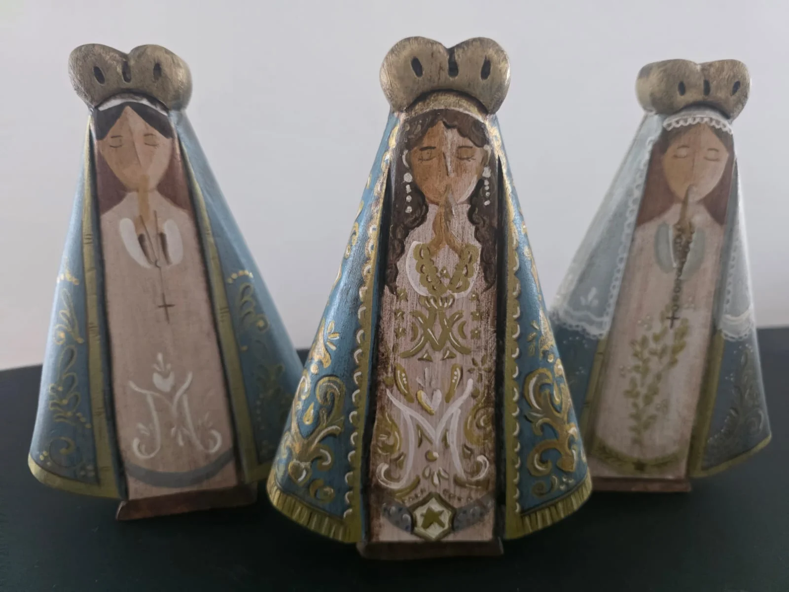 Virgencitas peregrinas talladas en madera y pintadas a mano